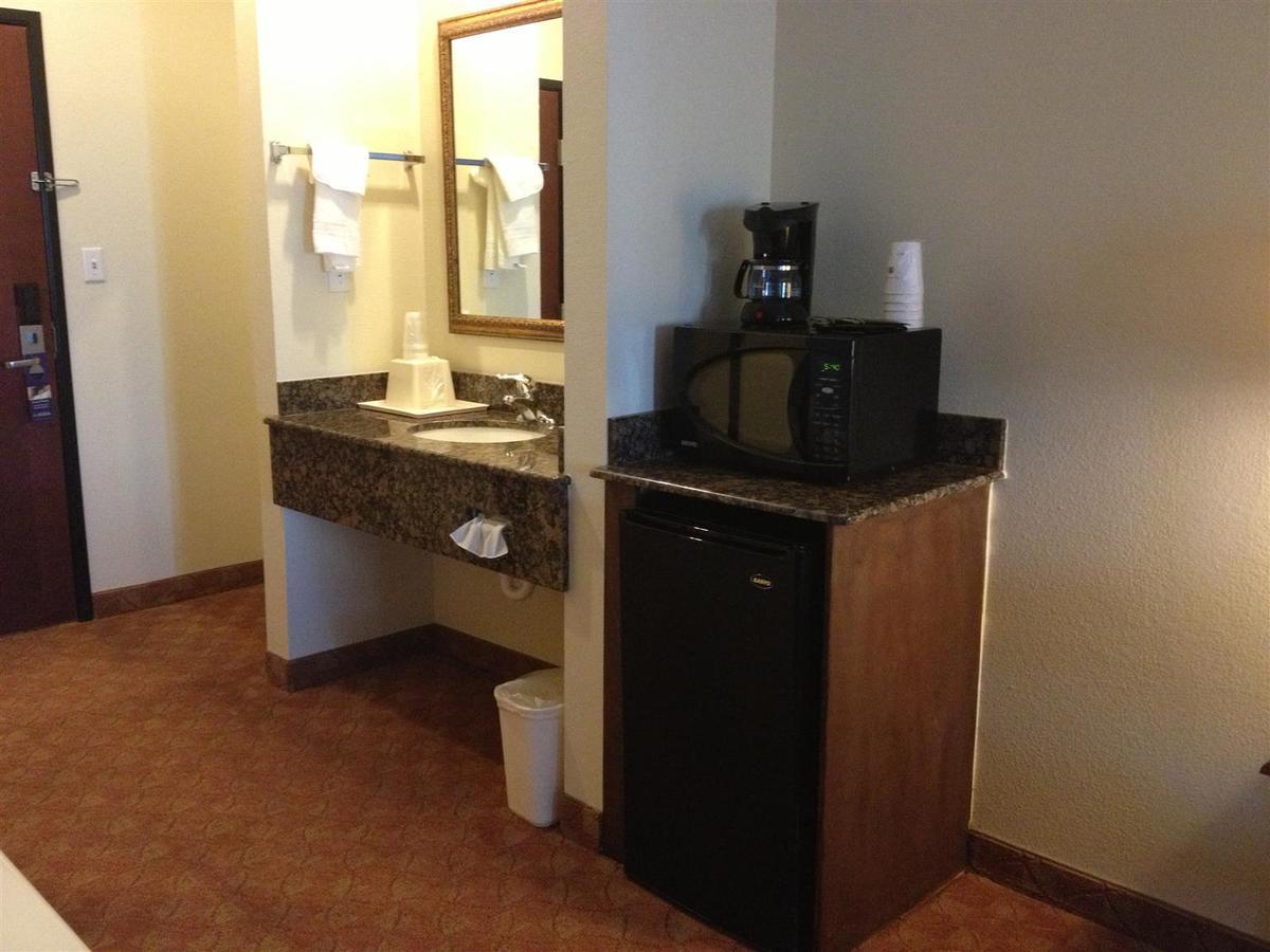 Best Western Lockhart Hotel & Suites Room photo